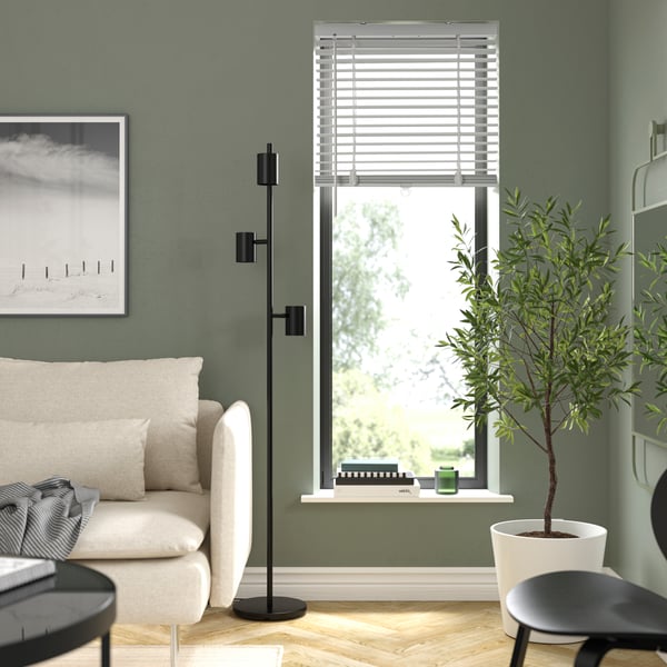VECKLARFLY Jalousie, weiß, 60x155 cm an einem hohen Wohnzimmerfenster.