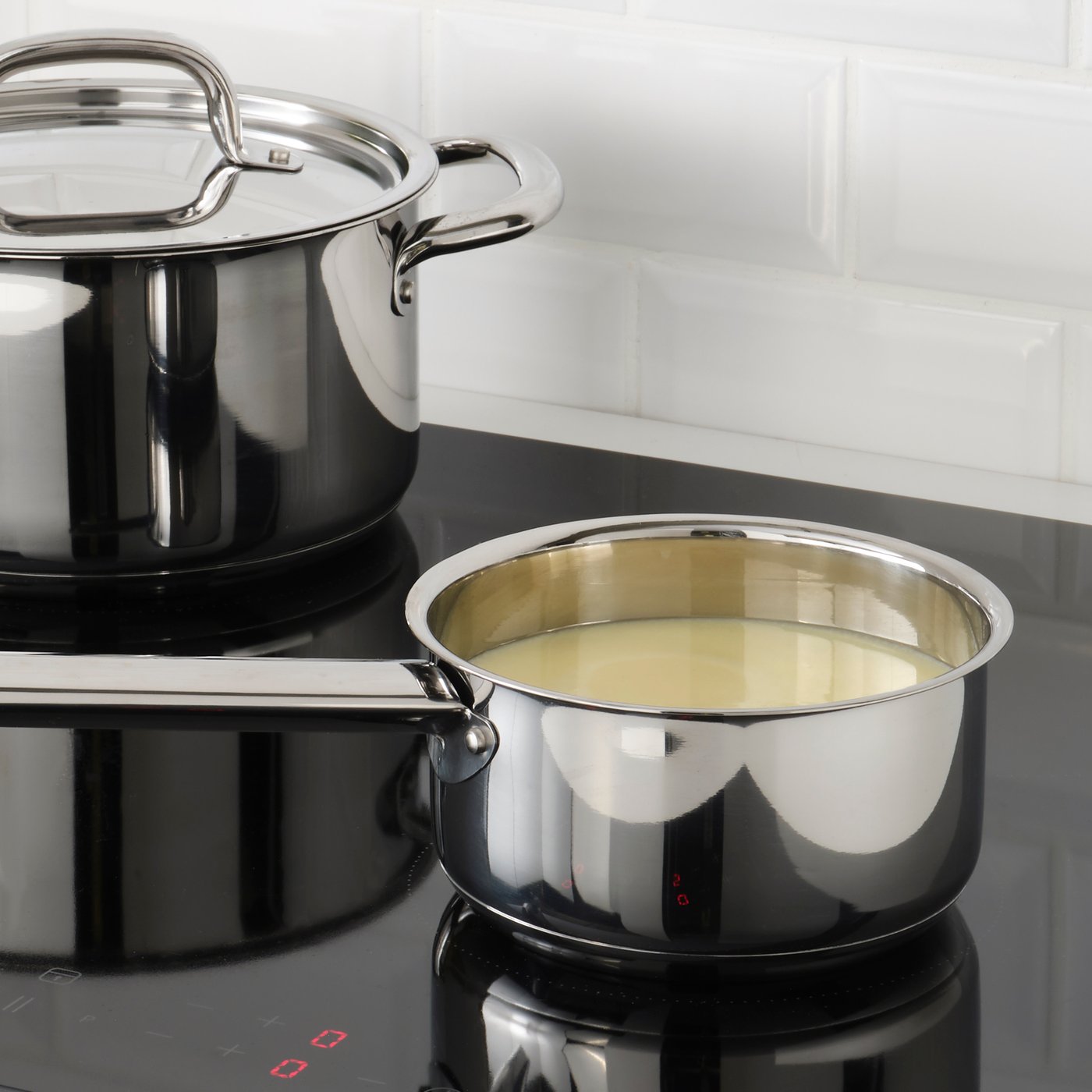 An OUMBÄRLIG pot with lid in the kitchen