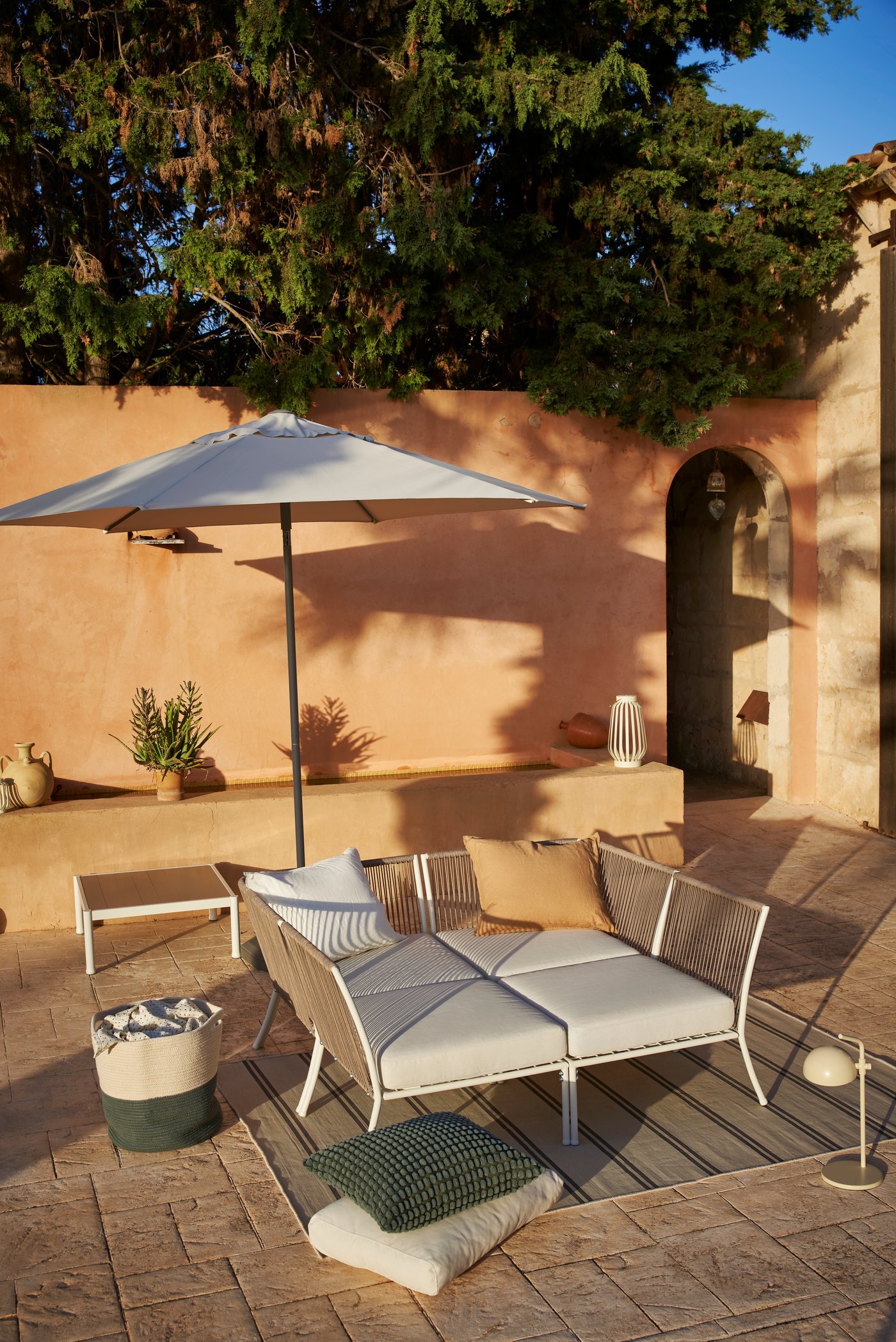 Ein weißer/beiger SEGERÖN Couchtisch für den Außenbereich