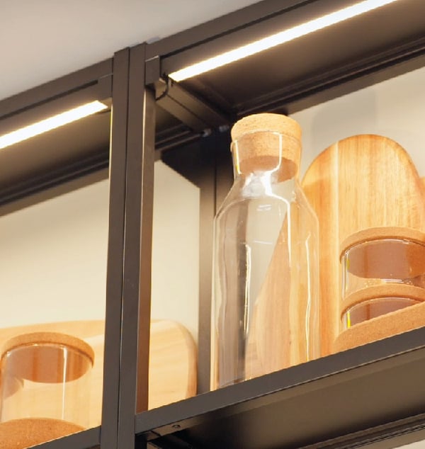 carafe en verre sur une étagère noire