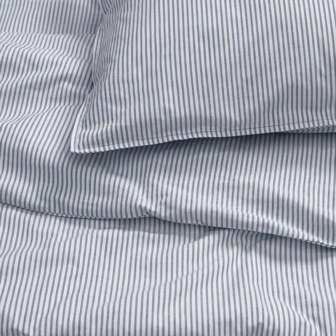 A blue-white striped SOLFIBBLA duvet cover set