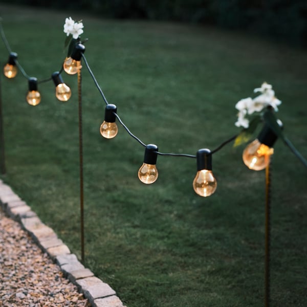SVARTRÅ outdoor lighting chain in the garden