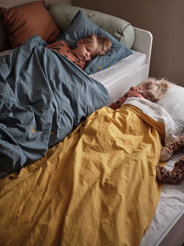 A banana pattern blue VÄNKRETS duvet cover and pillowcase