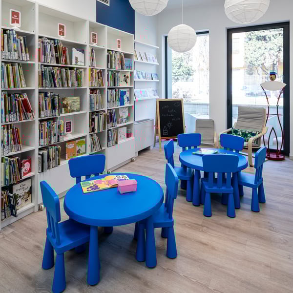 Una zona della biblioteca attrezzata per i più piccoli.