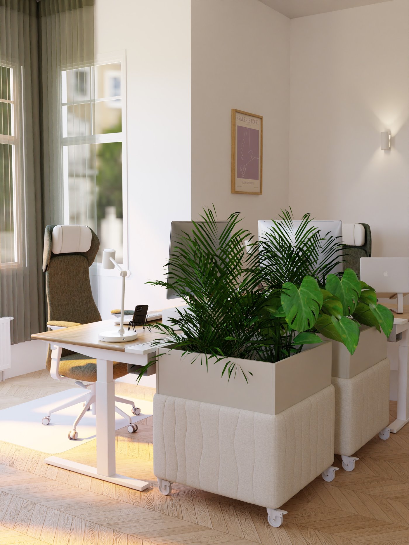 Helles Büro mit Holzparkett, ergonomischen Arbeitsplätzen, Computern, Laptops, großen Pflanzen als Raumteilern und einem gerahmten Bild an der Wand.