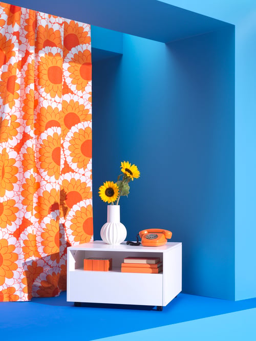 Bedroom featuring a white GARNANÄS coffee table supporting a SKOGSTUNDRA vase next to a SANDETERNELL pre cut fabric.
