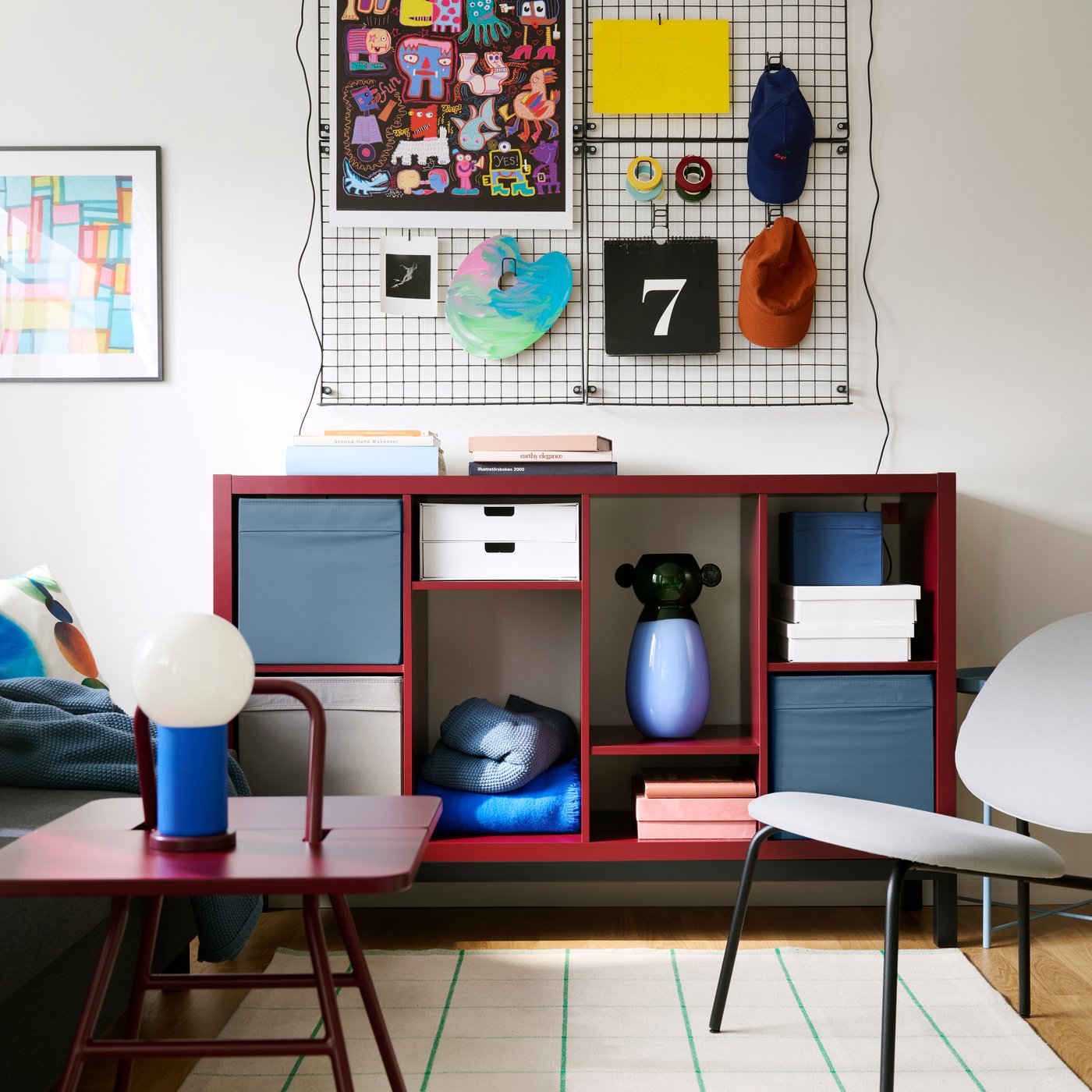 A white FJÄDERHARV mini chest with 2 drawers in the living room