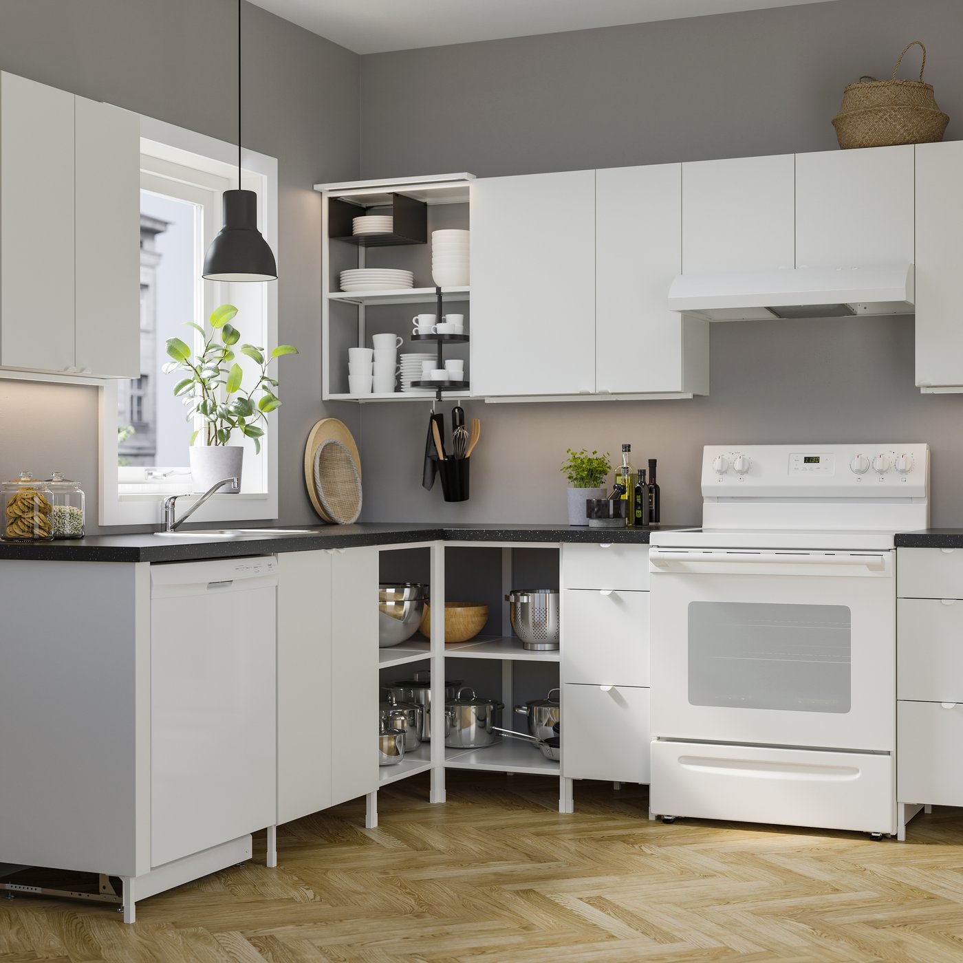 Eine IKEA ENHET Eckküche mit weißen Fronten.