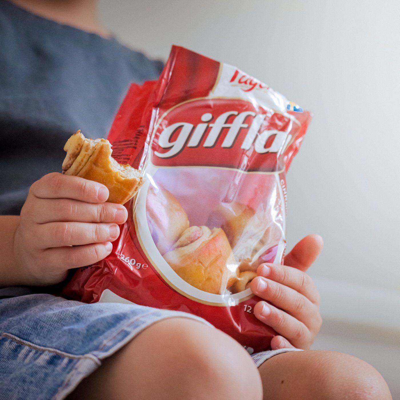 シナモンロールを食べる子ども。