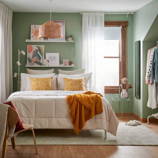 A white/beige HEDFRYLE comforter set