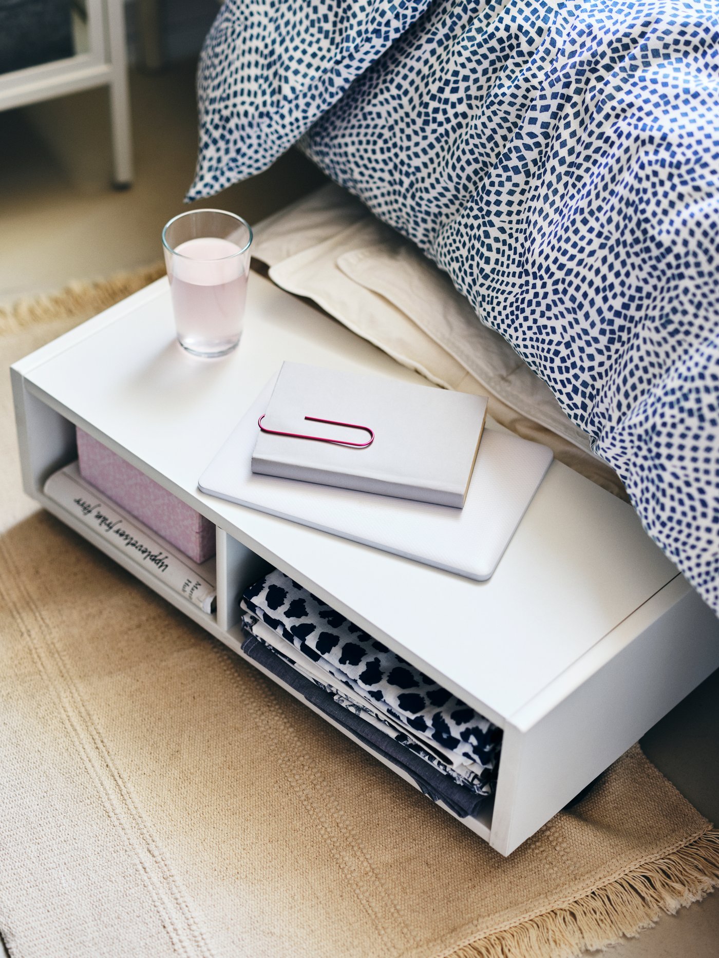 A white/blue TRÄDKRASSULA duvet cover and pillowcase in the bedroom