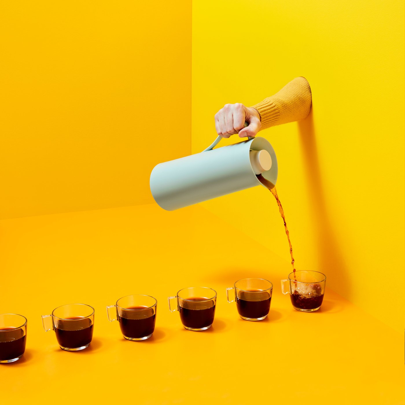 En lysegrønn/beige BEHÖVD termos i spisestuen.