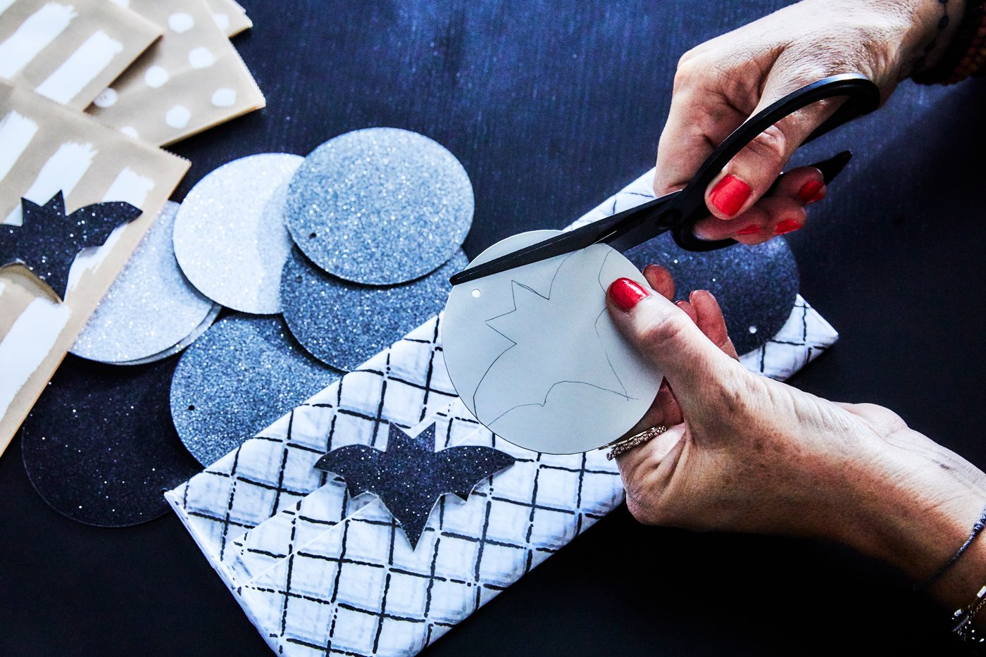 Mach deine Halloweensüssigkeiten einfach selbst! Dazu ein paar Fledermäuse aus Karton ausschneiden, auf Papiertüten kleben und die Tüten mit Süssigkeiten befüllen.