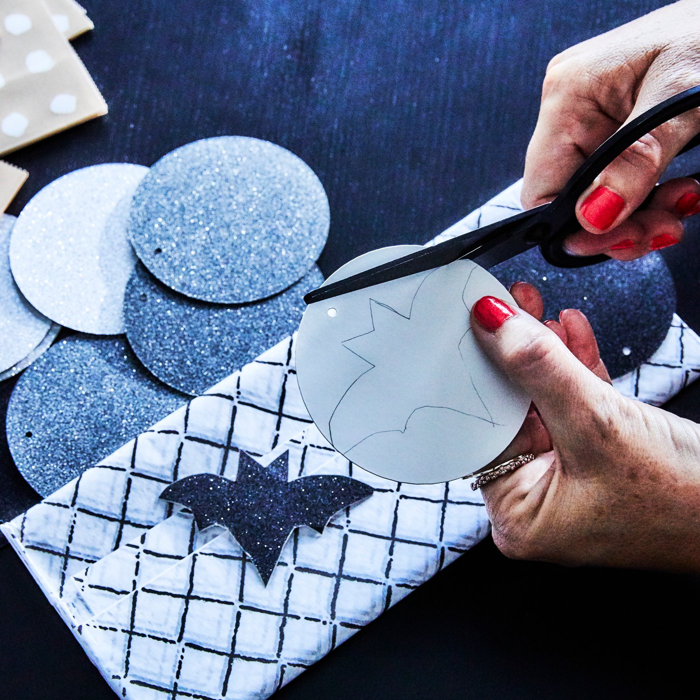 Mach deine Halloweensüssigkeiten einfach selbst! Dazu ein paar Fledermäuse aus Karton ausschneiden, auf Papiertüten kleben und die Tüten mit Süssigkeiten befüllen.