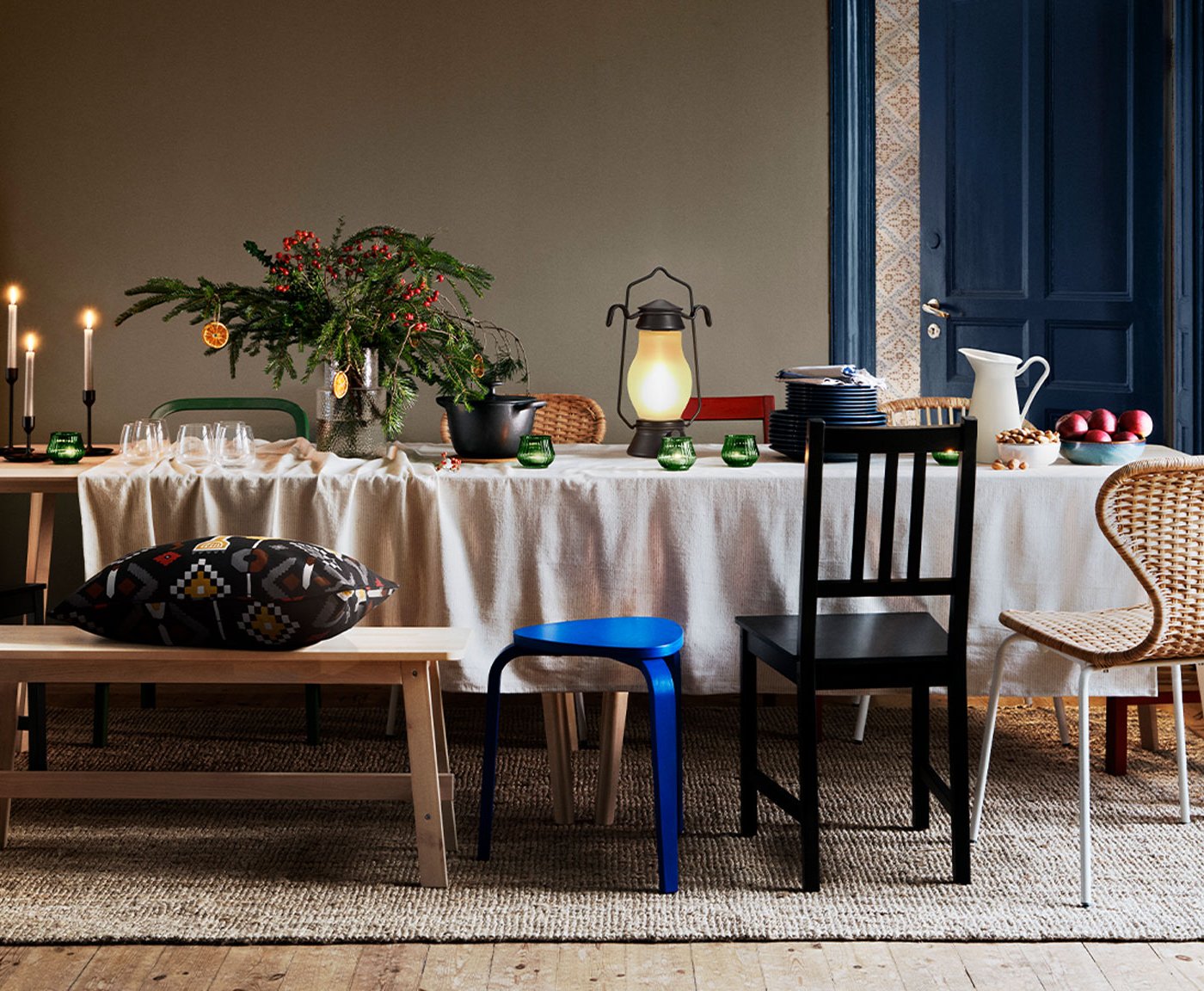 Der Essbereich ist schön und weihnachtlich gedeckt, mit vielen verschiedenen Stühlen und einer Sitzbank.