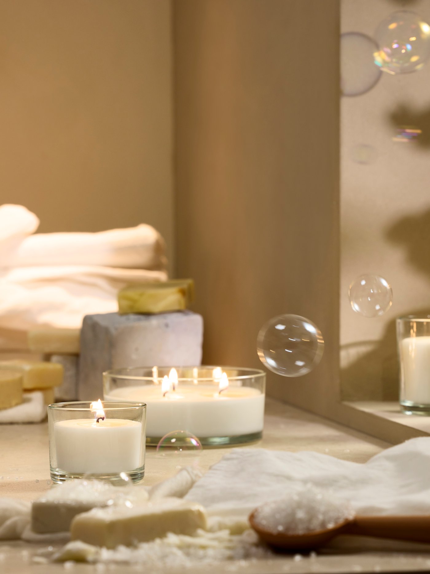 Świece zaachowe LOTSFÅGEL o zapachu świeżego prania.