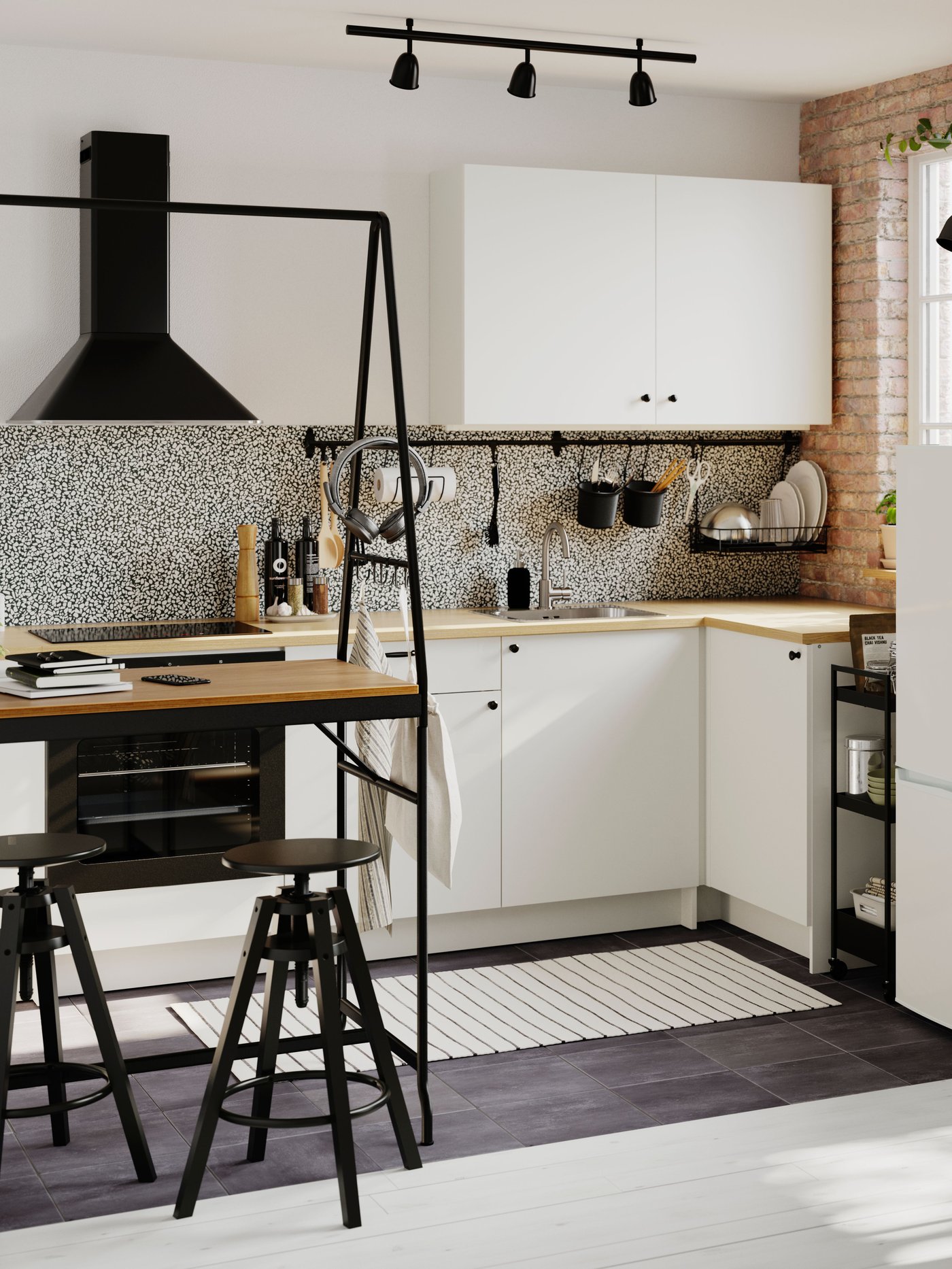 Eine KNOXHULT Modulküche mit Eckelement unter einem Fenster. Auf der Fensterbank stehen Pflanzen, auf der Arbeitsplatte Backutensilien.