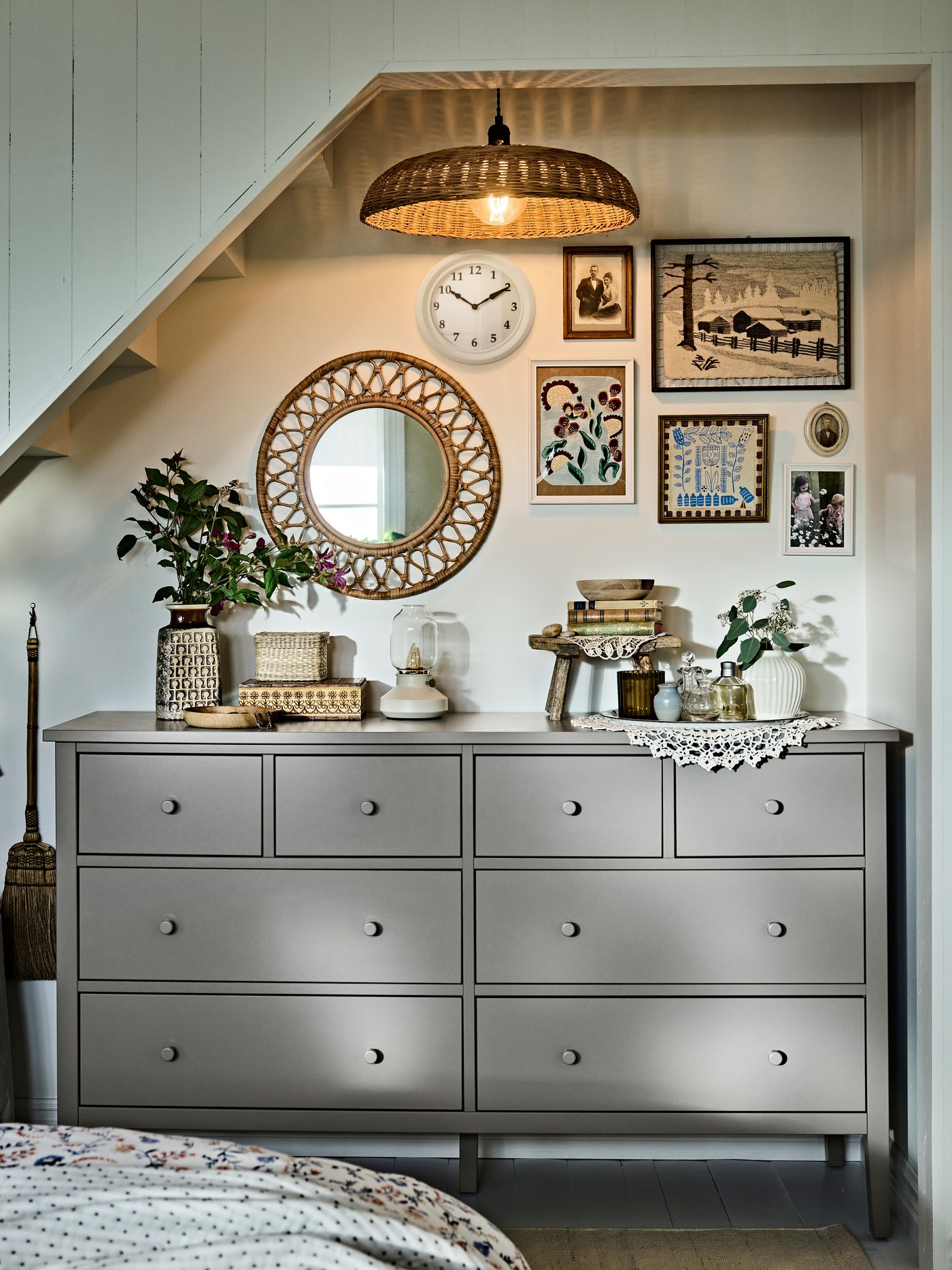 Eine graue GULLABERG Kommode mit acht Schubladen ist in einem Schlafzimmer zu sehen.