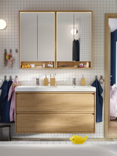 Badezimmer mit einem ÄNGSJÖN Waschbeckenschrank mit Schubladen unter zwei FAXÄLVEN Spiegelschränken.