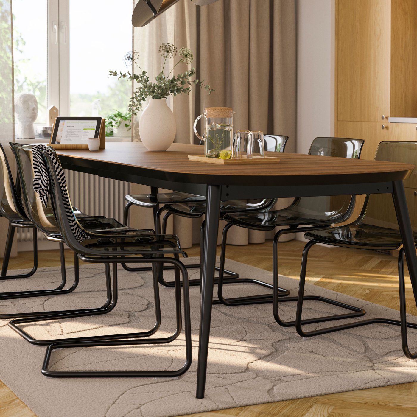 Mesa extensible TJÄRKIL negro con chapa de nogal, diseño de comedor adaptable para 4 a 8 personas.