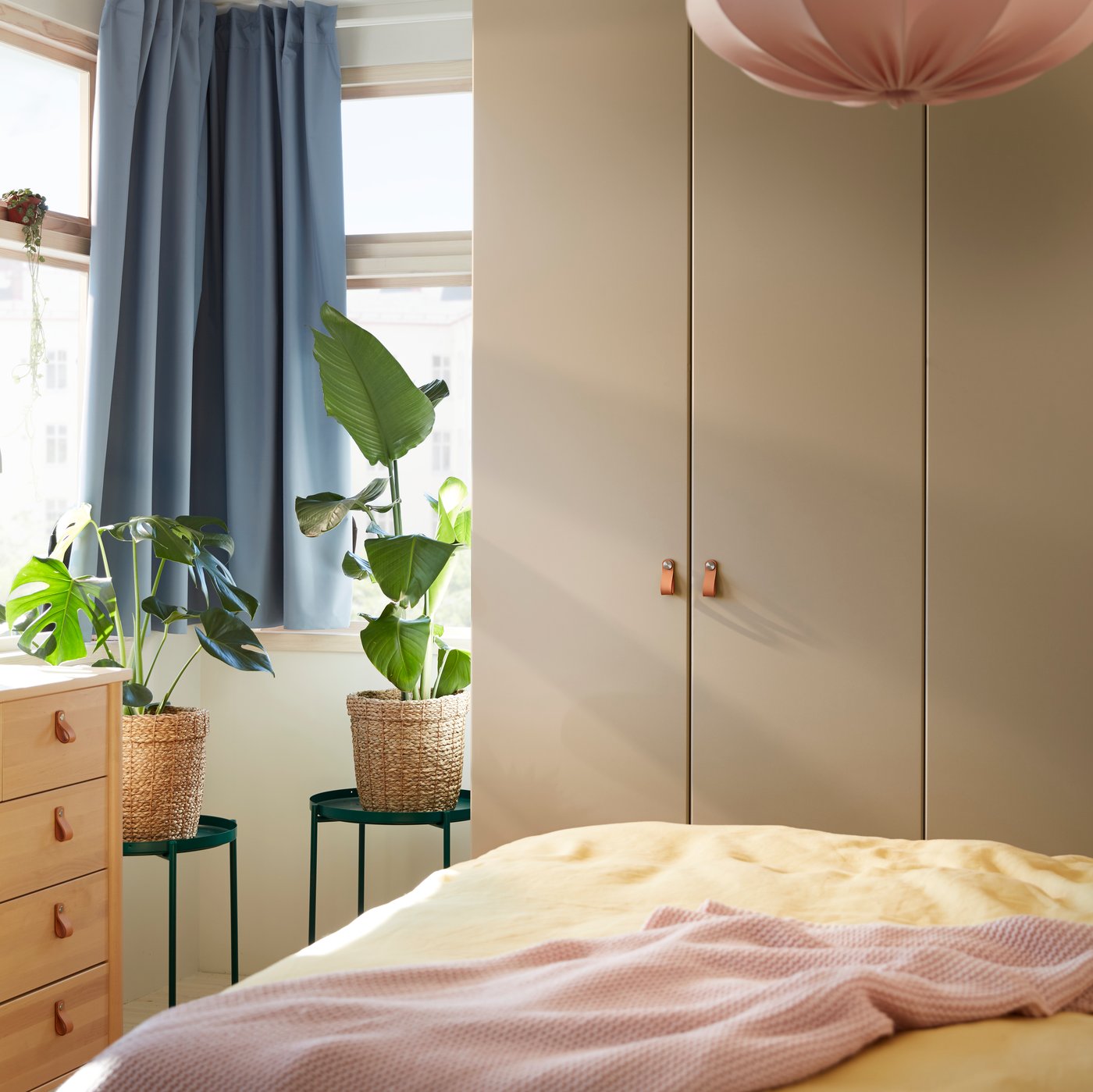 A tanned leather ÖSTERNÄS leather handle in the bedroom