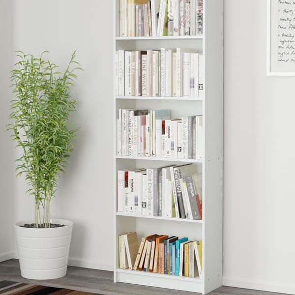 Biblioteca GERSBY blanca de seis niveles con diseño sencillo y acabado liso, ideal para organizar libros y objetos decorativos.