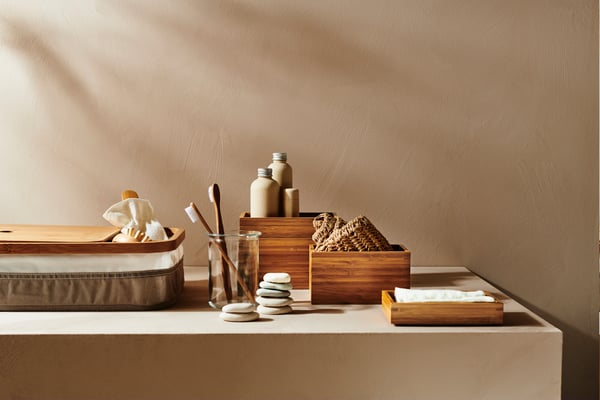 Ein 4-teiliges Badezimmer-Set aus Bambus DRAGAN