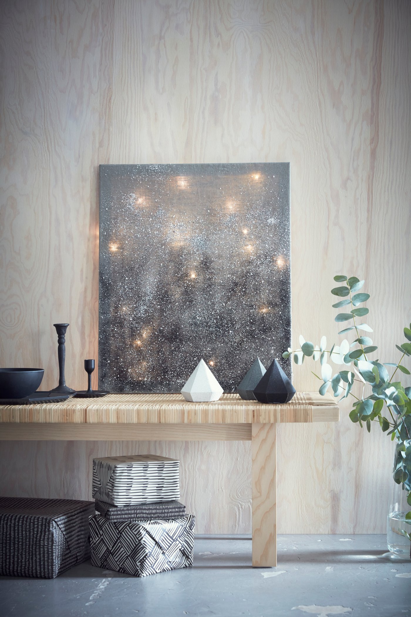 LED-Lichterkette transparent batteriebetrieben/innen hilft dir, Kunstwerke an der Wand zu beleuchten, wenn du sie hinter der Leinwand spannst.