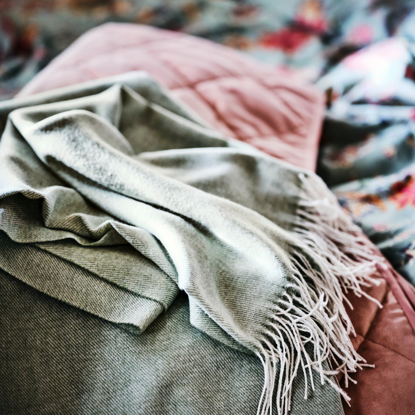 Een licht grijsgroene HOLMVI throw