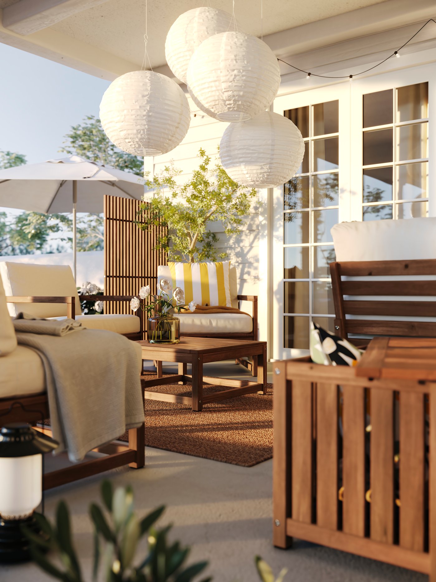 Une guirlande lumineuse LED noire UTSUND pour extérieur, fonctionnant sur piles, avec 12 lampes.