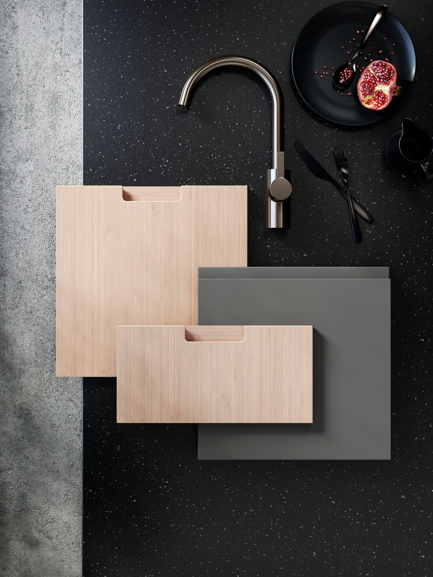 Et moodboard med køkkenmaterialer - forskellige køkkenlåger, bordplade, armatur.