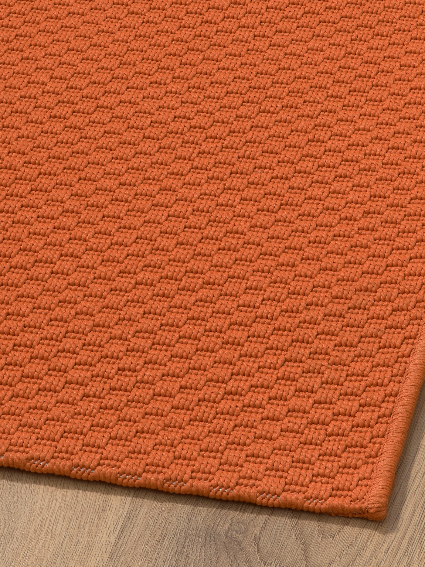 Una alfombra MORUM de tejido plano color naranja, para interior y exterior.