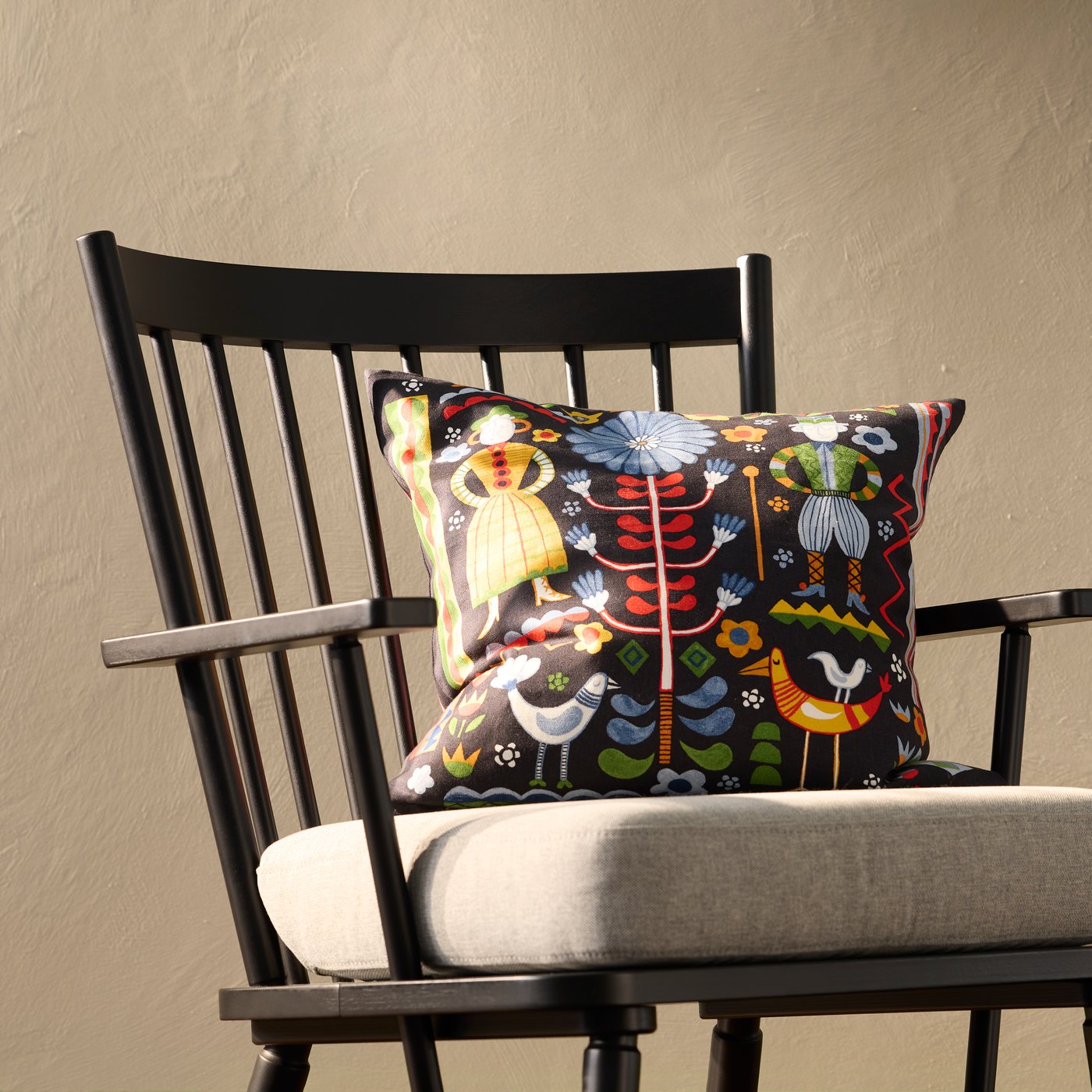 Czarny fotel PERSBOL z poduszką w poszewce TRATTKAKTUS.