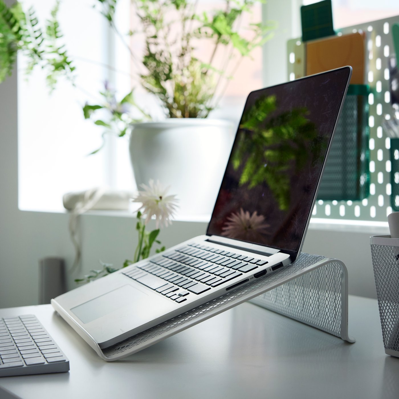 A white DRÖNJÖNS laptop support