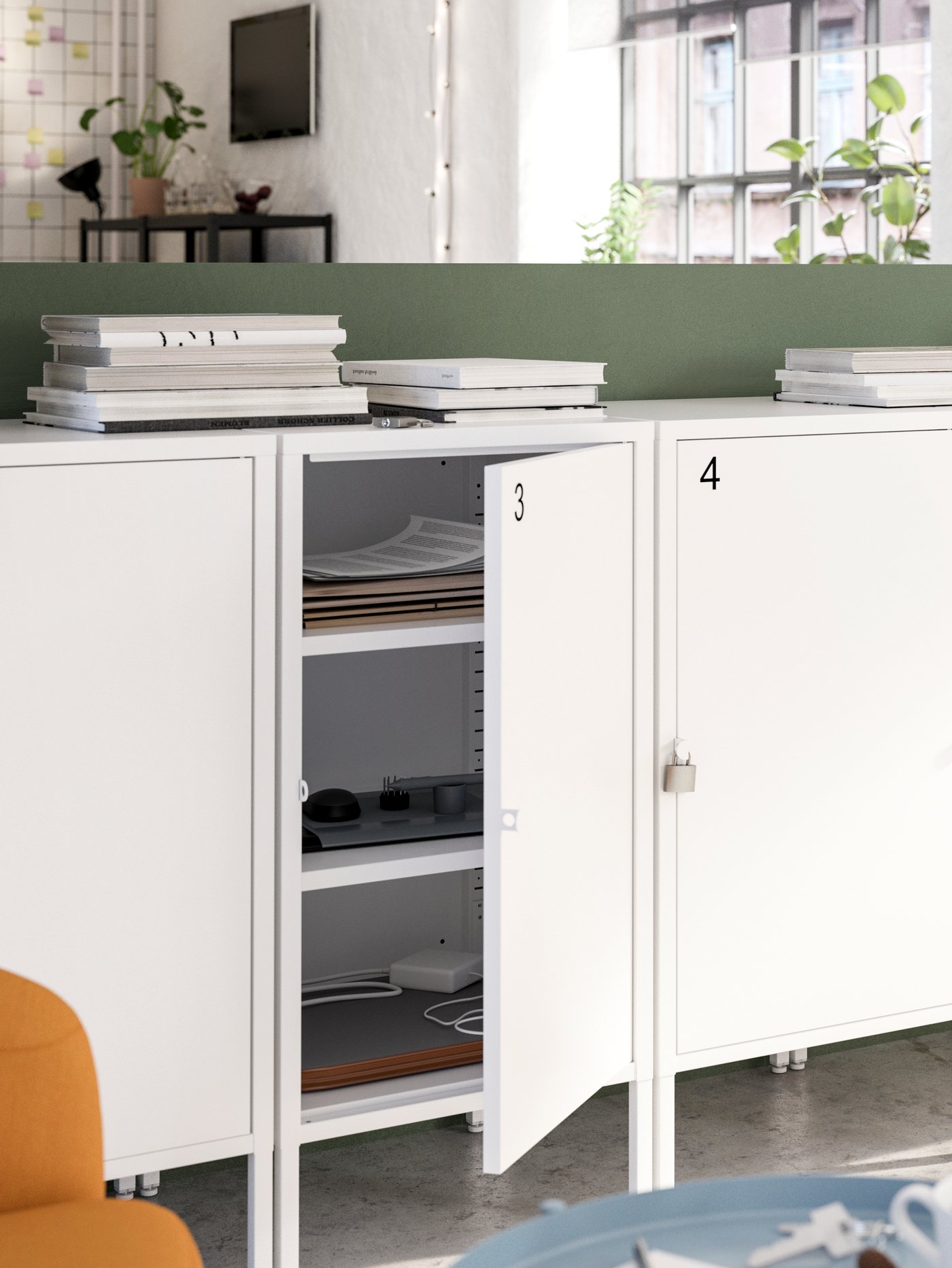 صف من الخزائن البيضاء القابلة للقفل عليها أرقام، مع باب واحد مفتوح يُظهر الأوراق والأشياء الأخرى بالداخل.