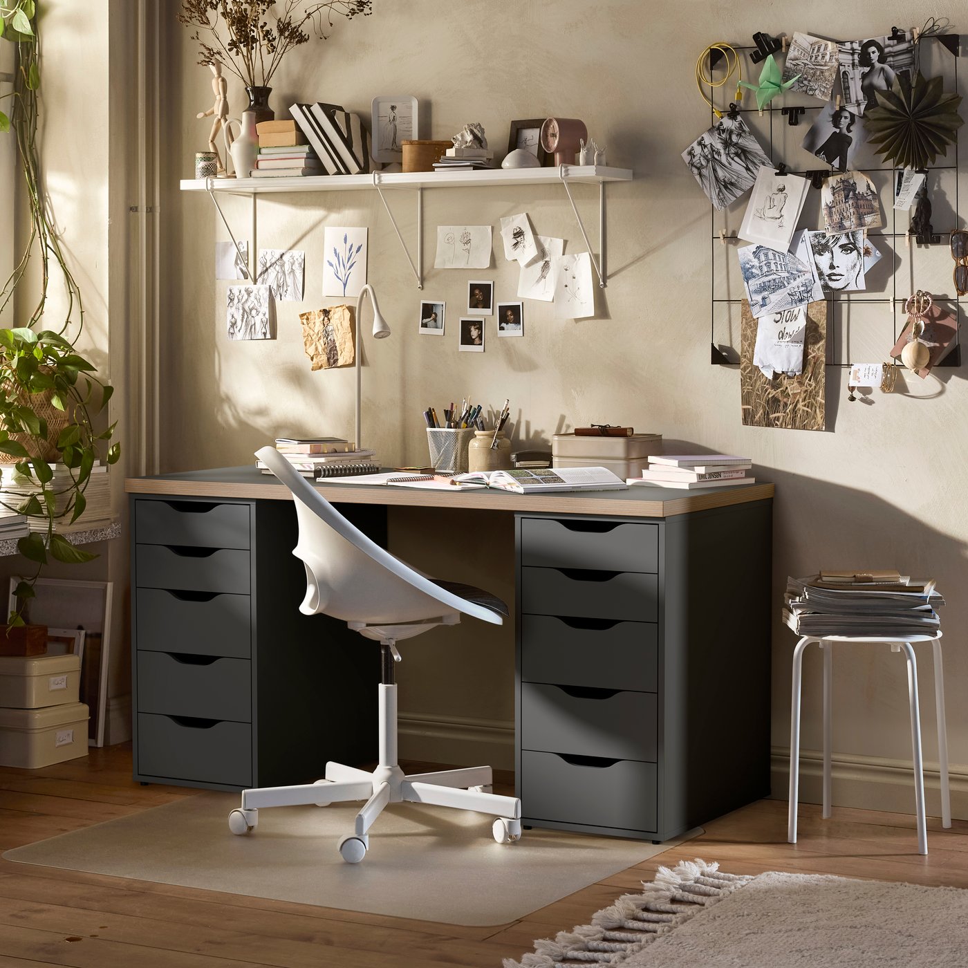 Eine Kombination aus 2 grauen ALEX Schubladenelementen und einer grauen LAGKAPTEN Tischplatte. Davor ein MALSKÄR Drehstuhl mit Rollen.