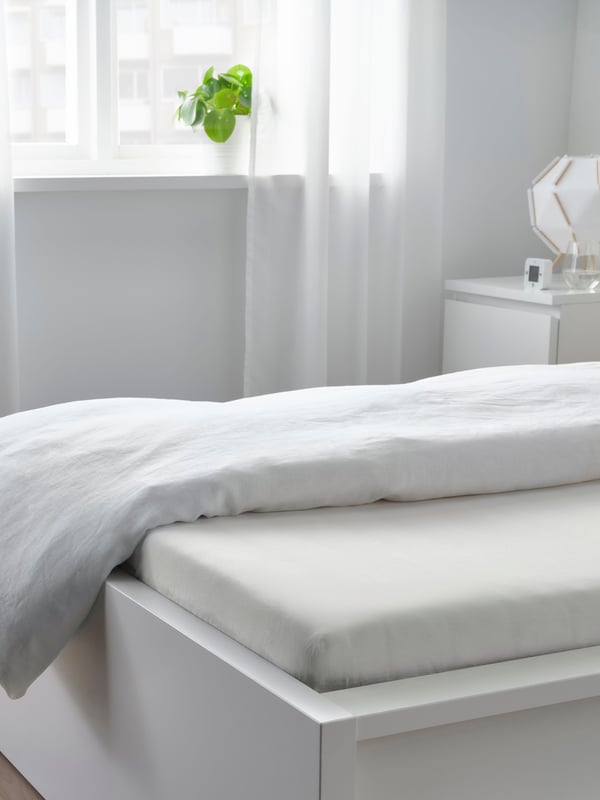 A white TAGGVALLMO fitted sheet