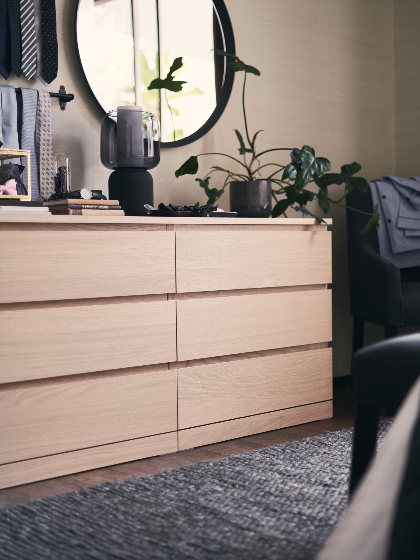 Commode MALM à 3 tirroirs effet bois dans un salon