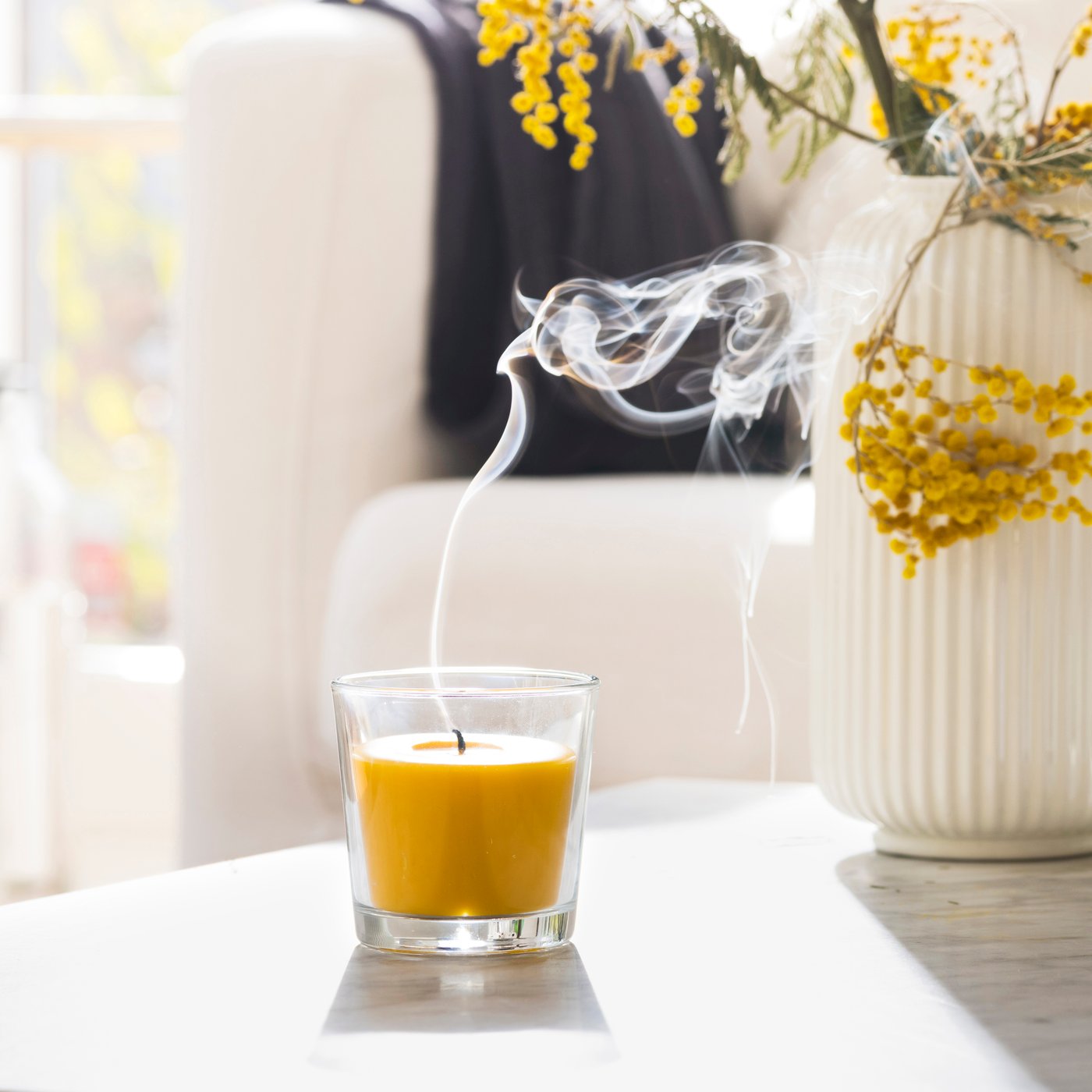 Vela amarela em vidro SVARTOXBÄR com aroma a mimosa