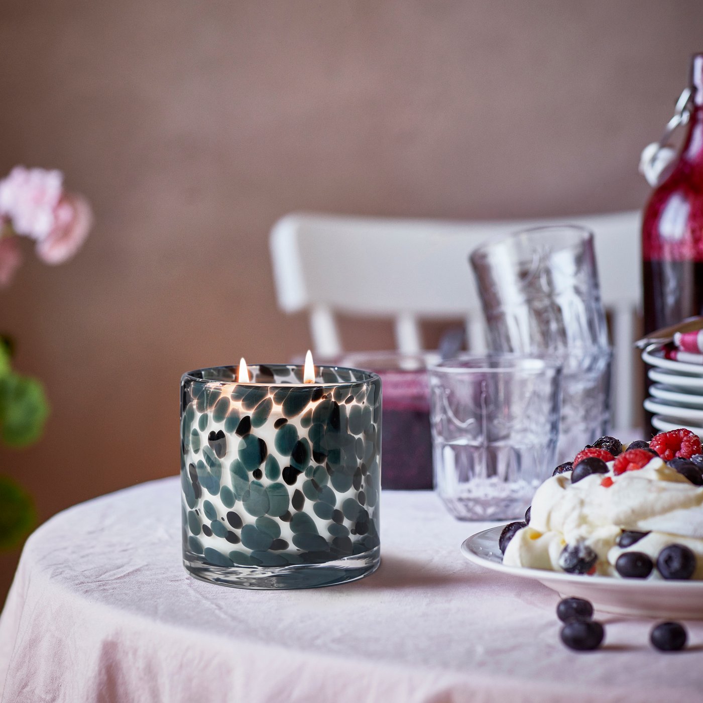 A Berries/dark grey STÖRTSKÖN scented candle in glass, 2 wicks
