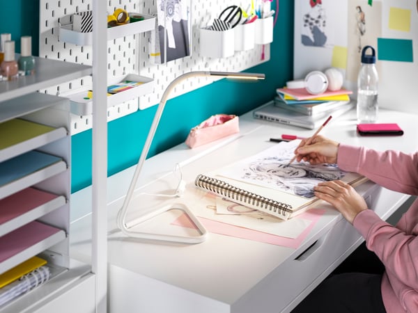 Escritorio barato en habitación rosa