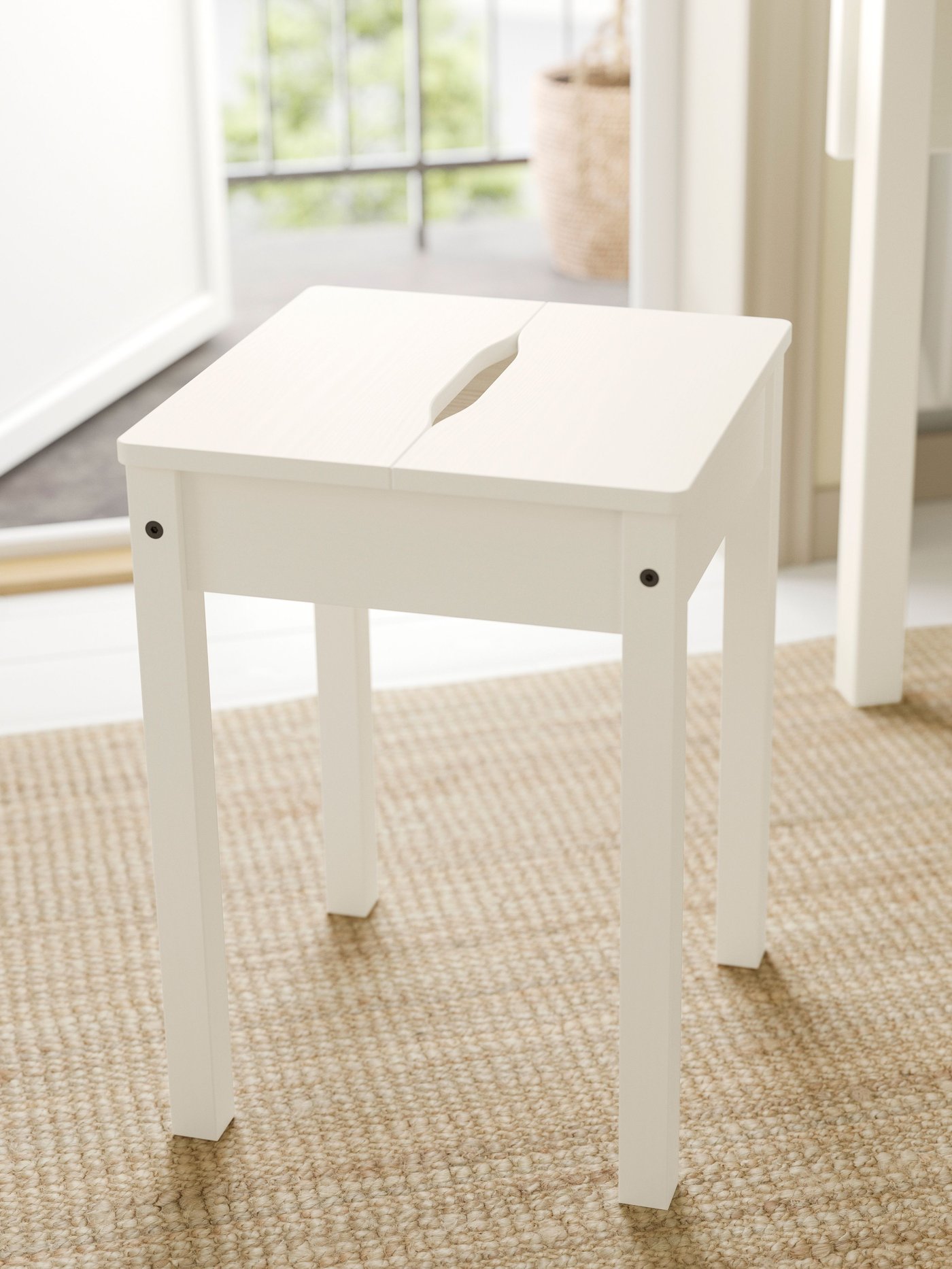 Un tabouret HAUGA blanc