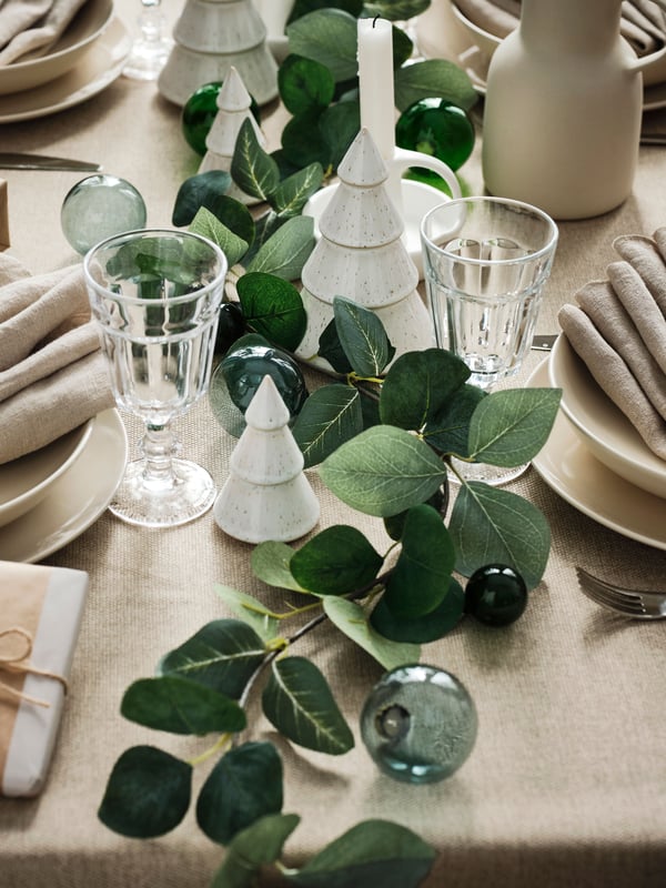 Tafel gedekt met witte kerstversiering