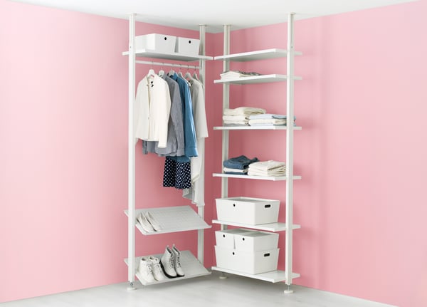 Planificador ELVARI de color blanco con divisiones y barra para colgar ropa, zapatos y cajas en su interior.