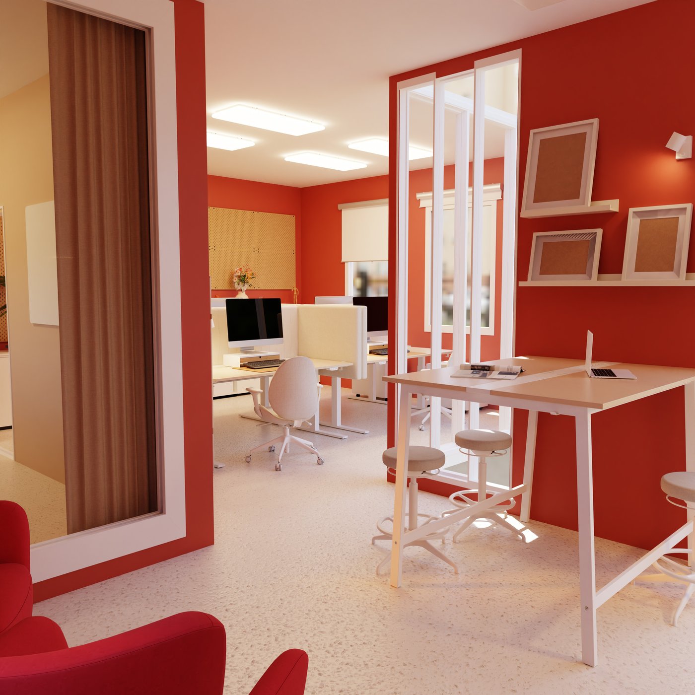 Helles Büro mit roten Wänden, mehreren Arbeitsplätzen, Computern, einem Stehtisch und Hockern