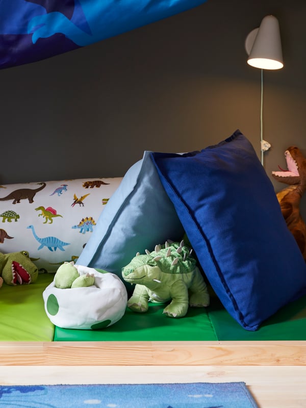 One minute it’s an egg, the next it’s transformed into an ankylosaurus. This JÄTTELIK soft toy changes shape when you turn it inside out.