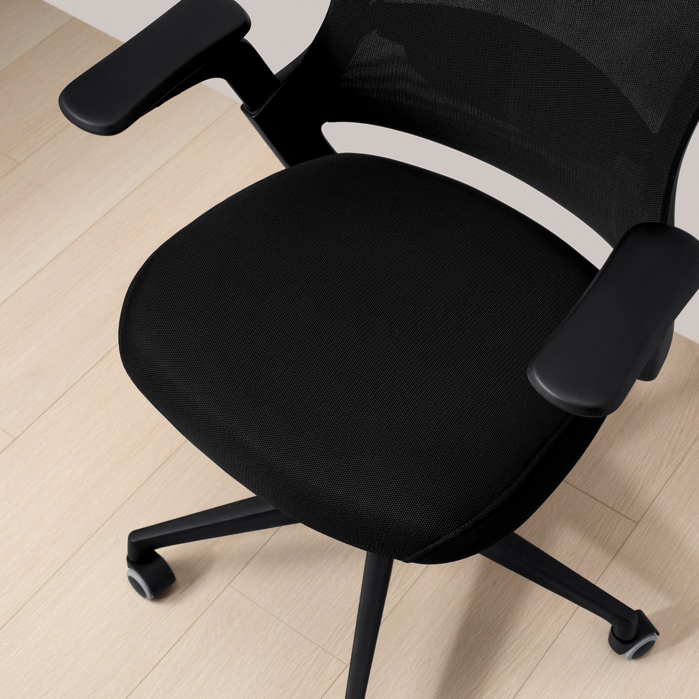 Una silla de oficina CENTERHALV negra