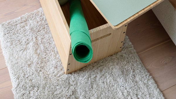 En beige LINDKNUD matta, hög lugg