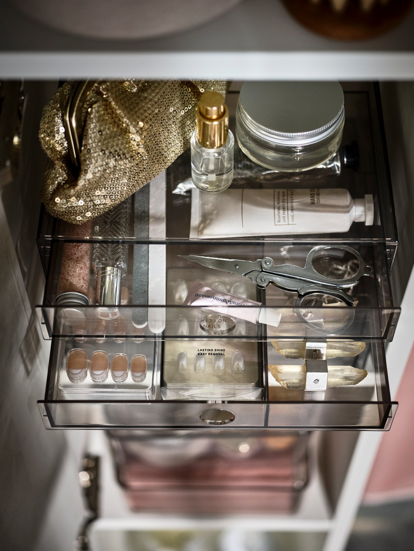 Mini komoda GODMORGON wypełniona biżuterią i kosmetykami