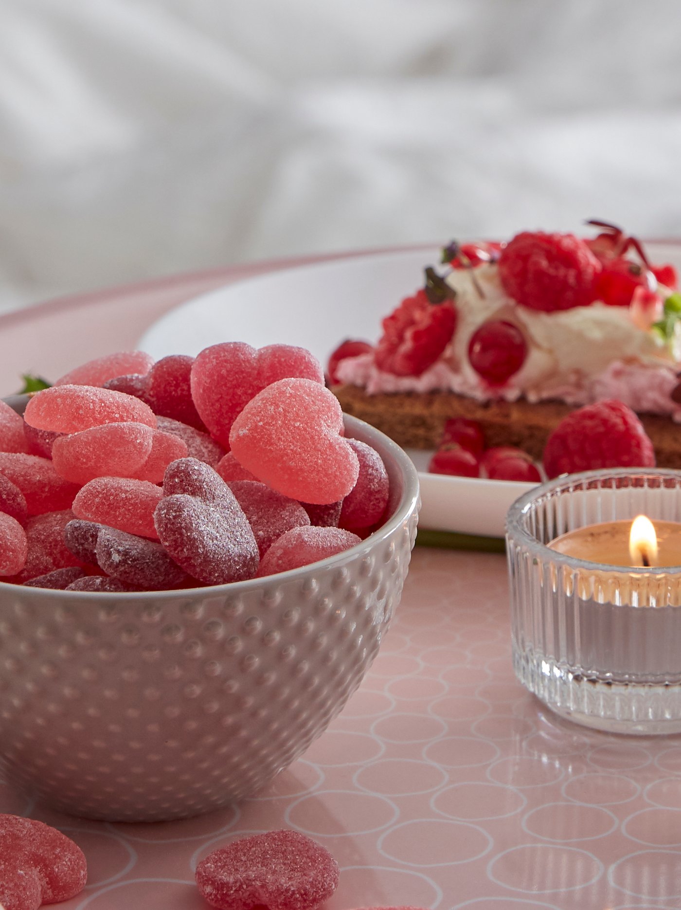 En rosa skål med alla hjärtans dag godis.